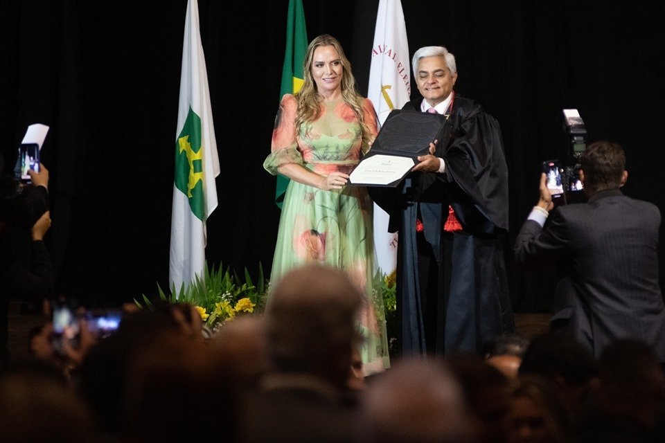 Celina Leão representa Ibaneis em diplomação