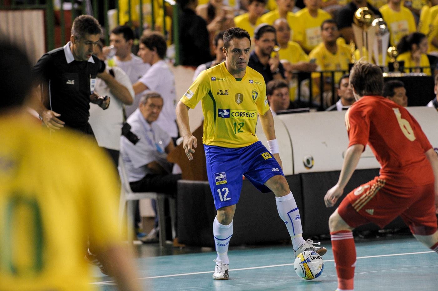 Confederação Brasileira de Futsal responde críticas e diz que Falcão  'esquece a própria história vitoriosa' - ESPN