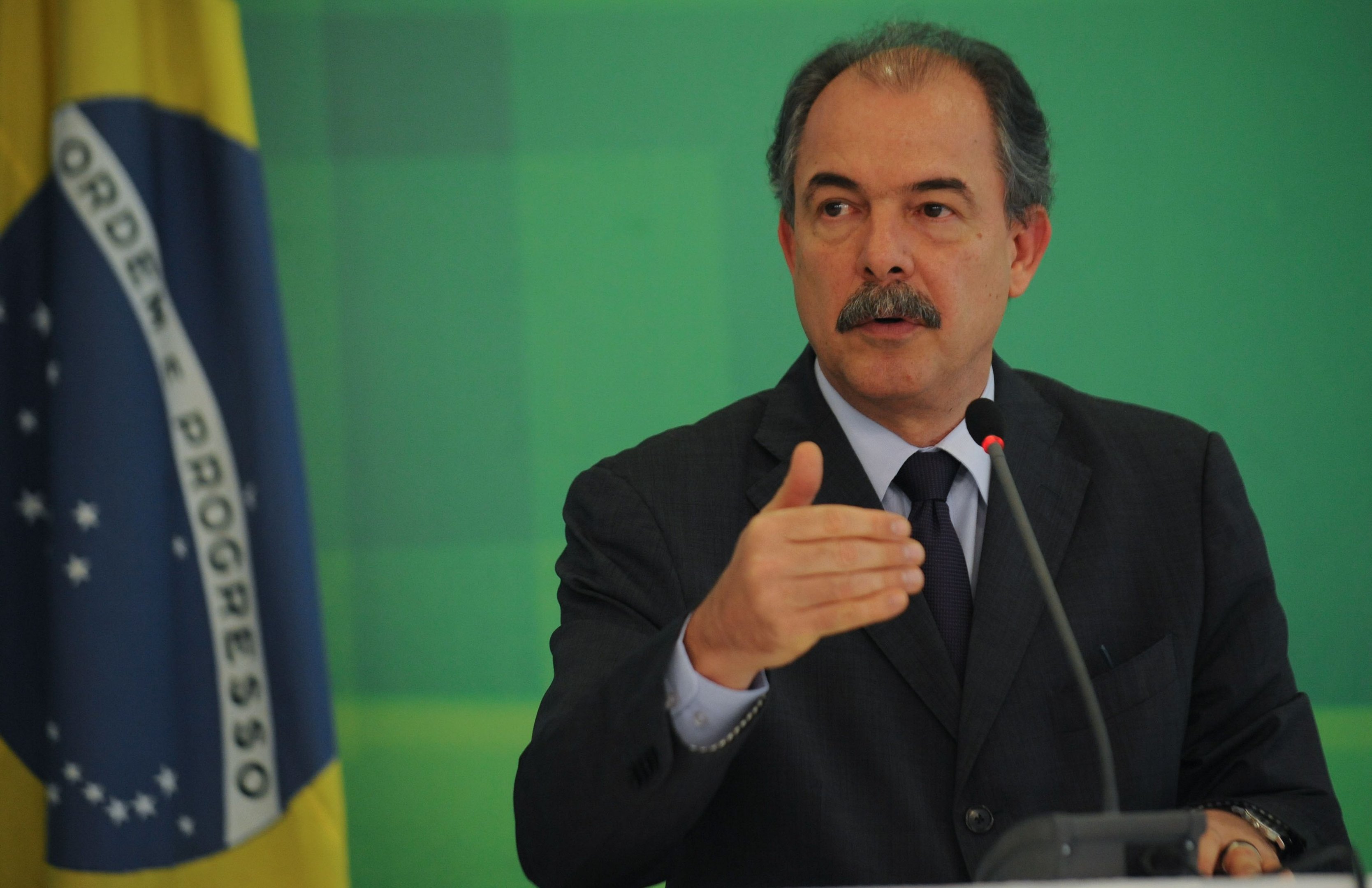 Foto colorida mostra Aloíisio Mercadante (PT). Ele está falando diante de um microfone e gesticulando com uma das mãos. Mercadante é componente do Gabinete de Transição de Lula (PT) - Metrópoles