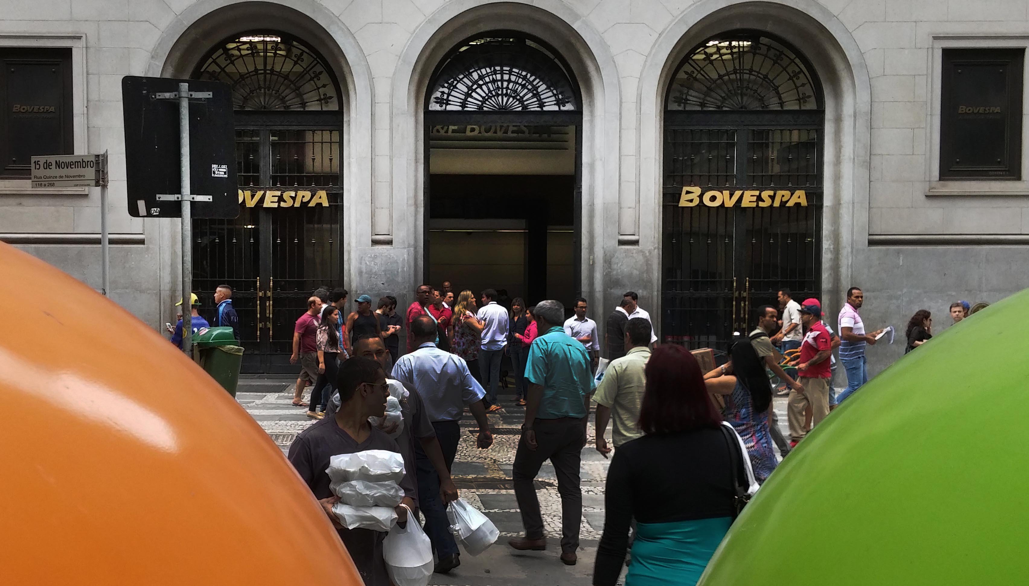 Ibovespa opera em queda com investidores à espera da nova Previdência