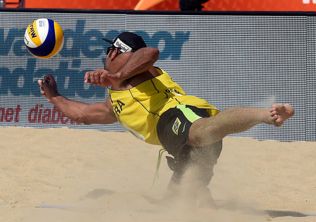 Brasiliense Bruno Schmidt é eleito o melhor jogador de vôlei de praia da  temporada em 2015