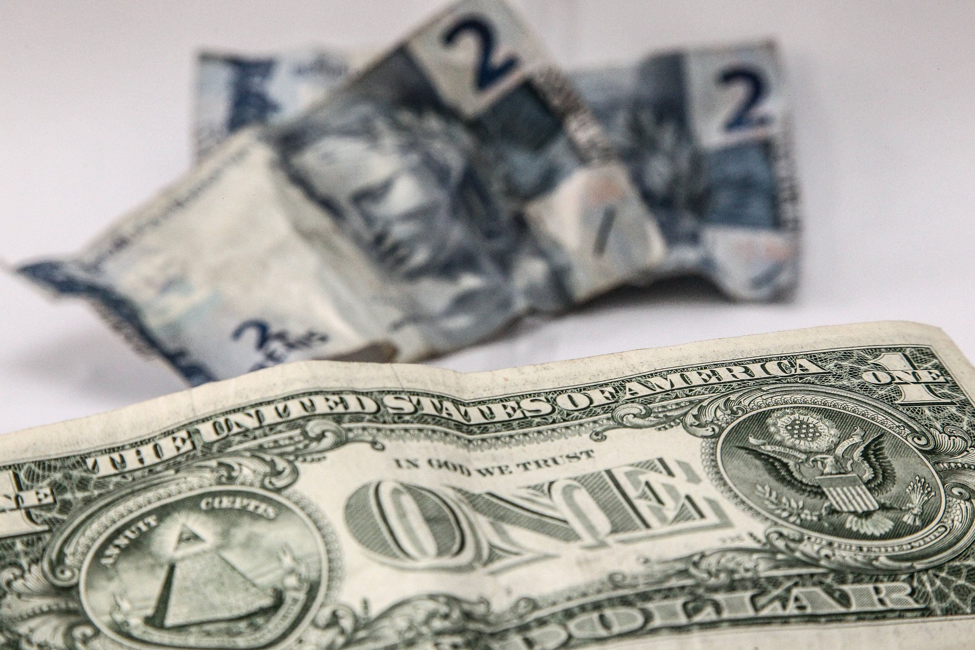 d-lar-vista-rompe-patamar-dos-r-4-e-bate-maior-cota-o-do-plano-real