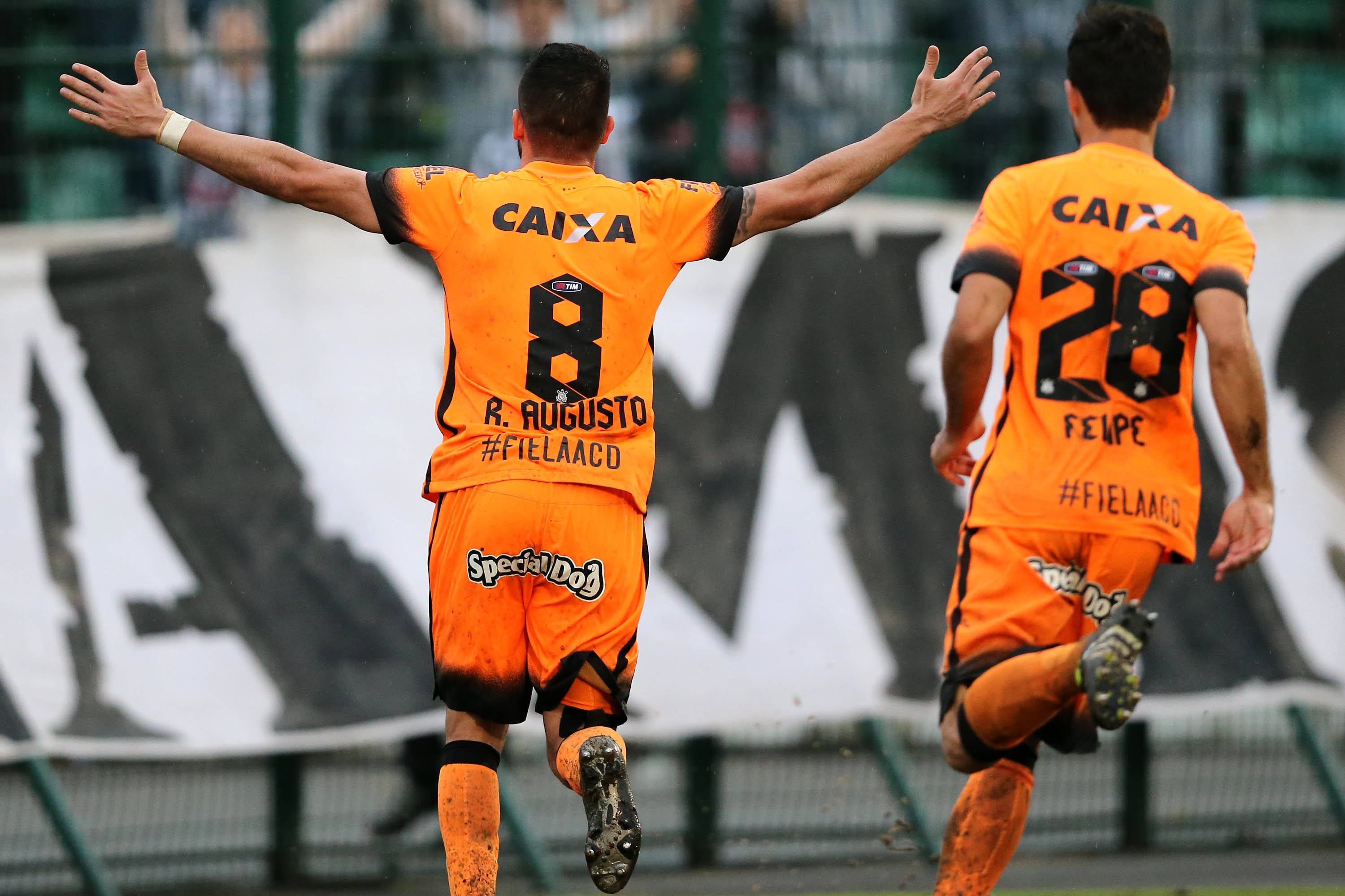 Zagueiro e goleiro são os melhores do Corinthians em triunfo no