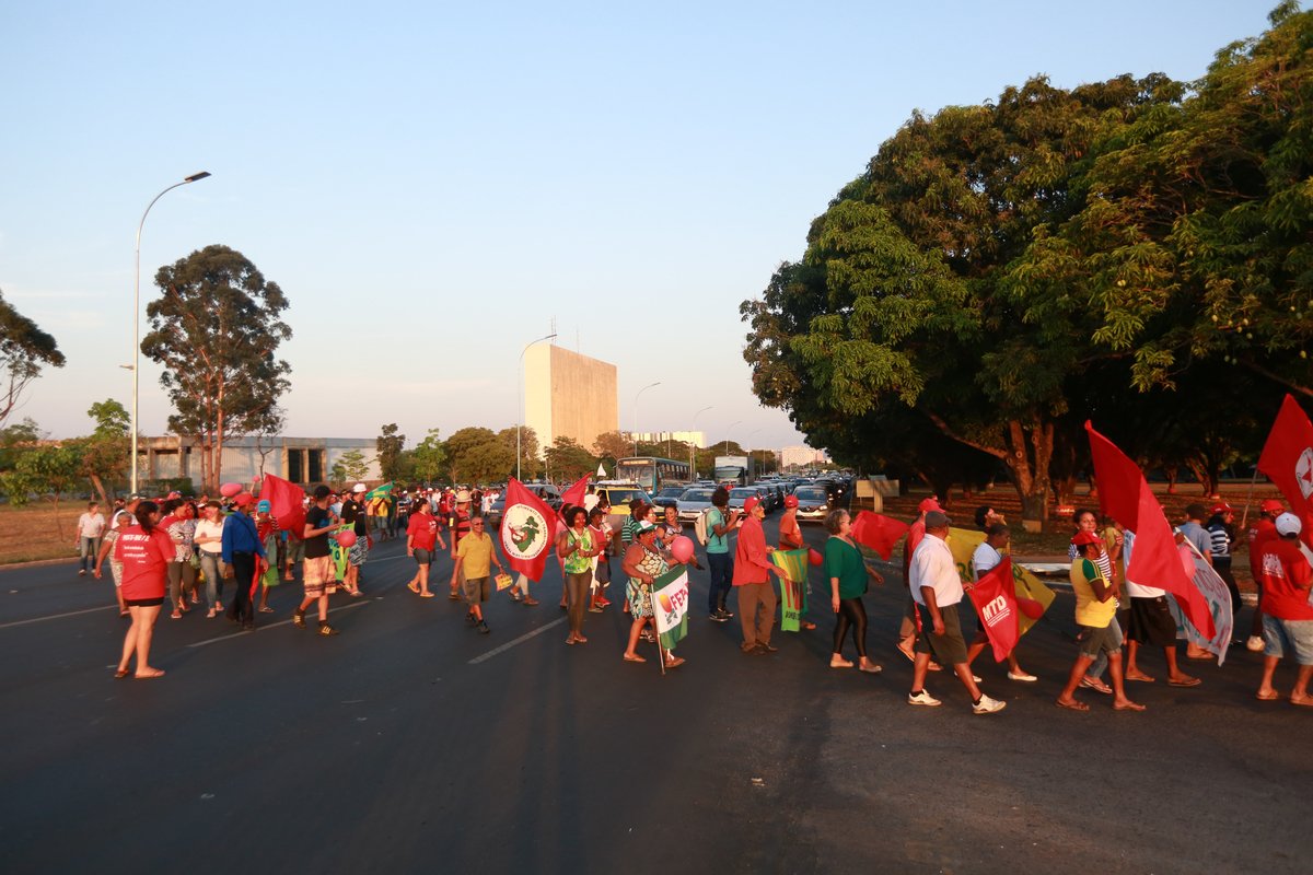 Manifestantes do MST fecham a via do Eixo Norte – Brasília, DF – 01/10/2015