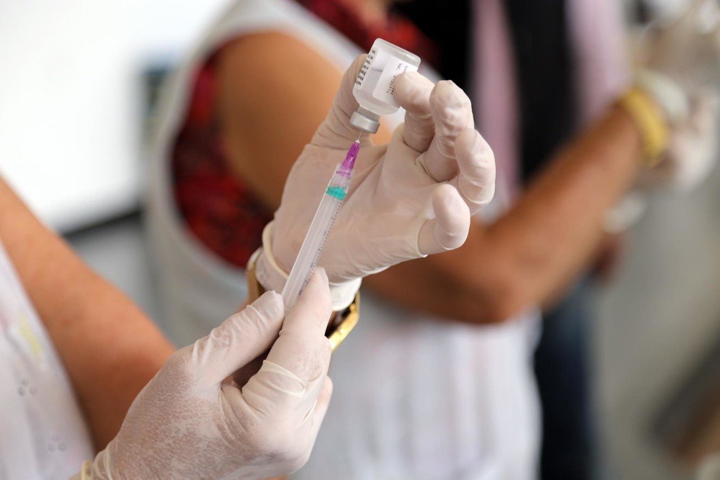 vacina sendo aplicada