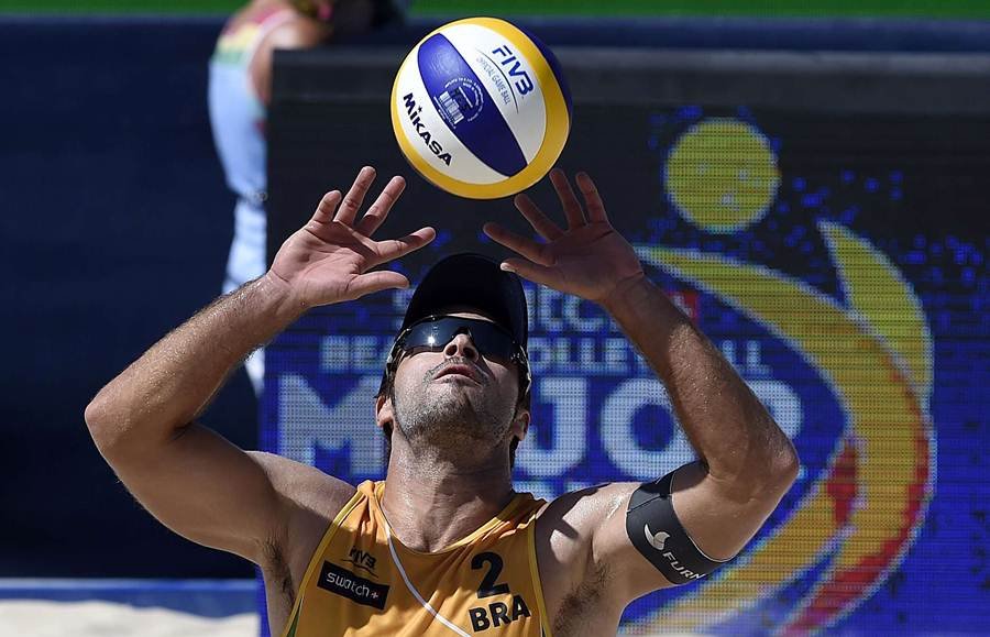 Brasiliense Bruno Schmidt é eleito o melhor jogador de vôlei de praia da  temporada em 2015