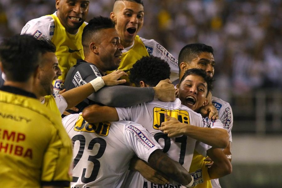 São Paulo vira sobre o Santos na Vila e avança à final do