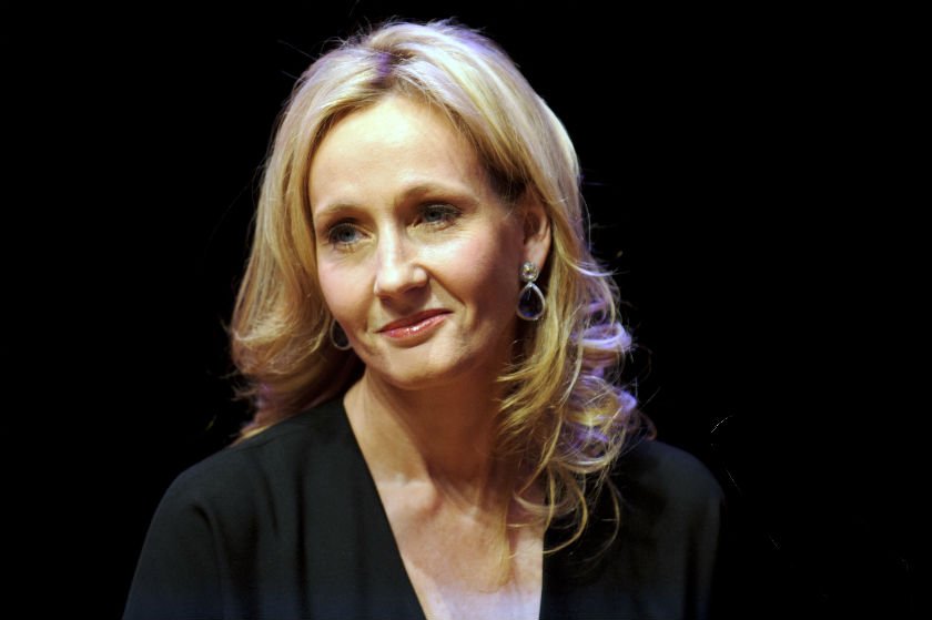 J.K Rowling olha longe séria vestida em blusa preta - metrópoles