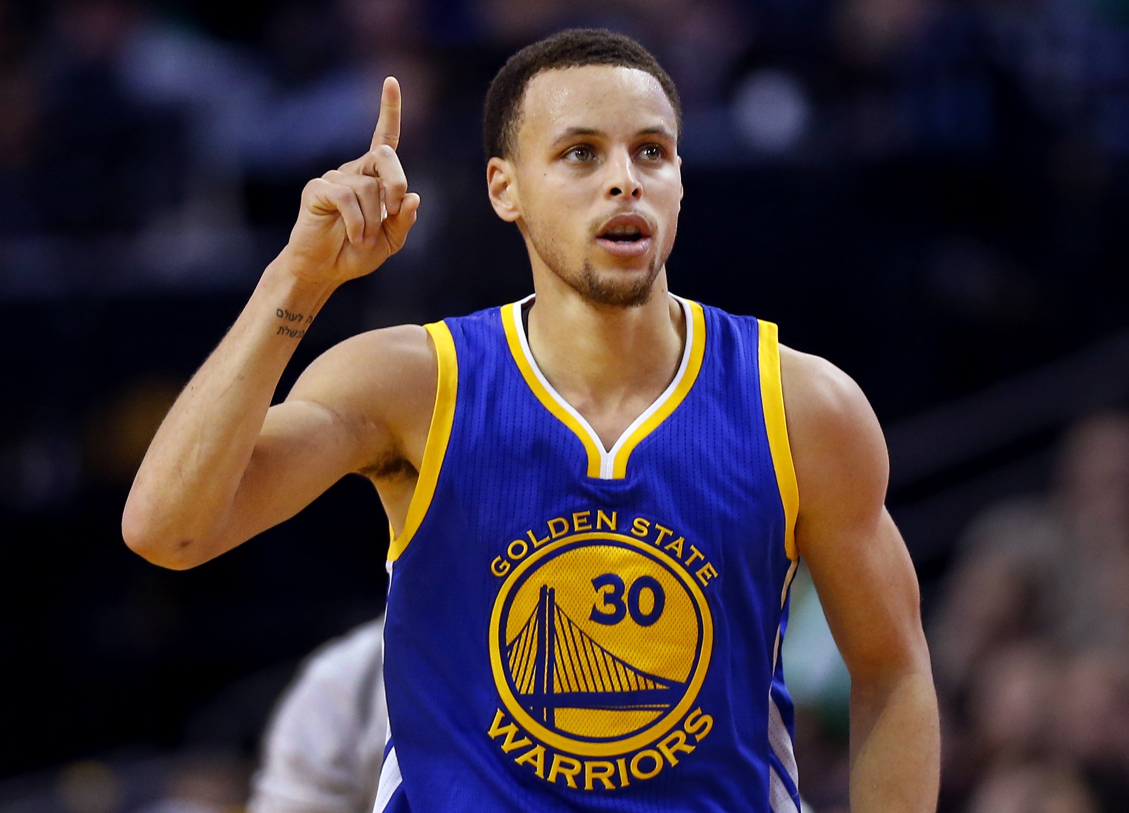 Curry brilha de novo, Warriors bate Nuggets e é o único invicto da NBA