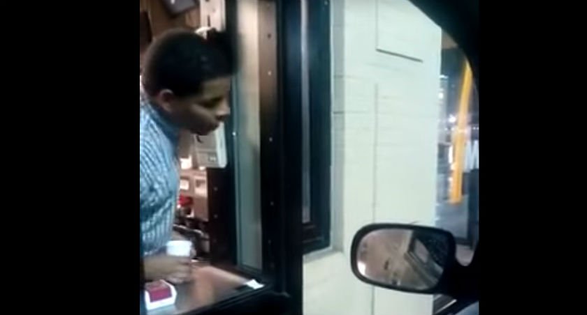 Funcionário do McDonald’s mostra “truque” que usa com cliente rude