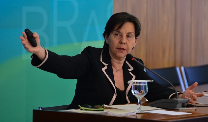 Foto colorida mostra ex-ministra Tereza Campello em uma apresentação, falando diante de um microfone - Metrópoles