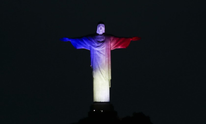 Cristo Redentor é iluminado com as cores da bandeira da França