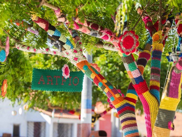 Candangolândia recebe decoração de Natal feita em crochê