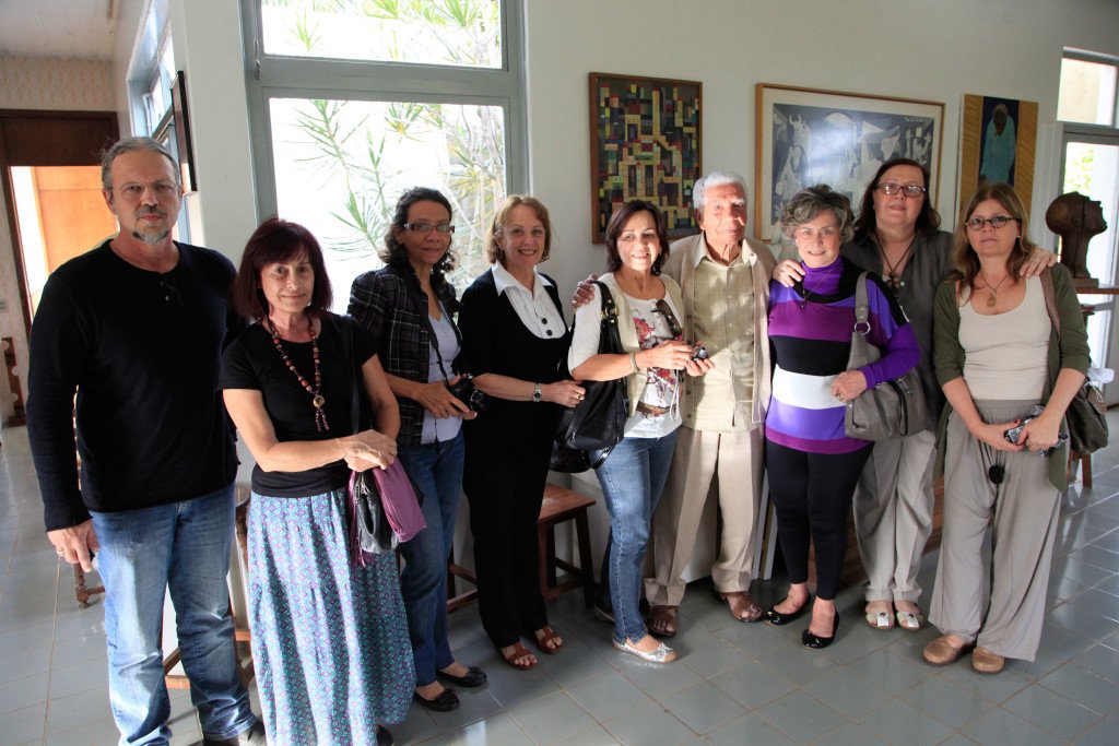 Lêda Watson e seu grupo de aprendizes em visita ao ateliê de Milton Ribeiro