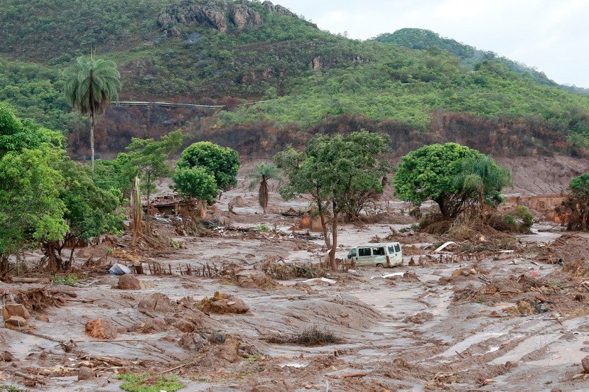 Desastre em Mariana (MG) causado pelo rompimento de uma barragem da empresa Samarco