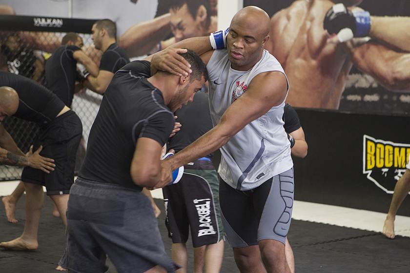 Invicto, filho de Anderson Silva conquista cinturões no muay thai