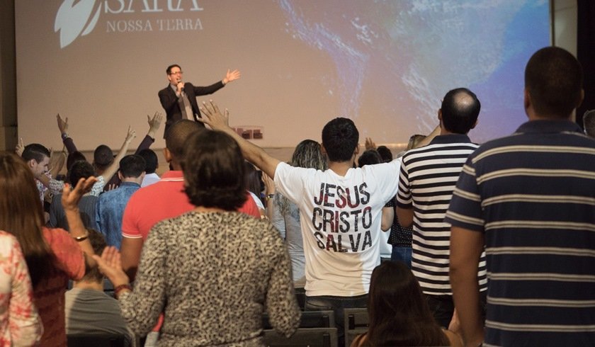 Por que a religião evangélica é a que mais cresce no Brasil?