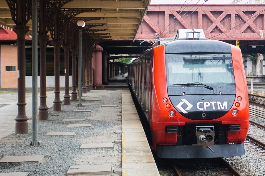 imagem colorida mostra trem da cptm parado ao lado de plataforma - metrópoles