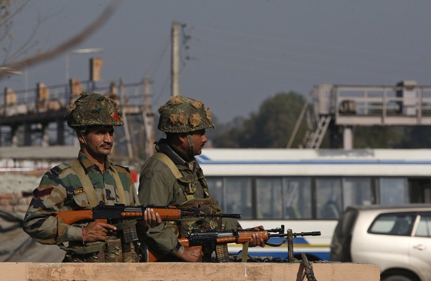 Tropas indianas matam quatro homens que invadiram base próxima ao Paquistão índia