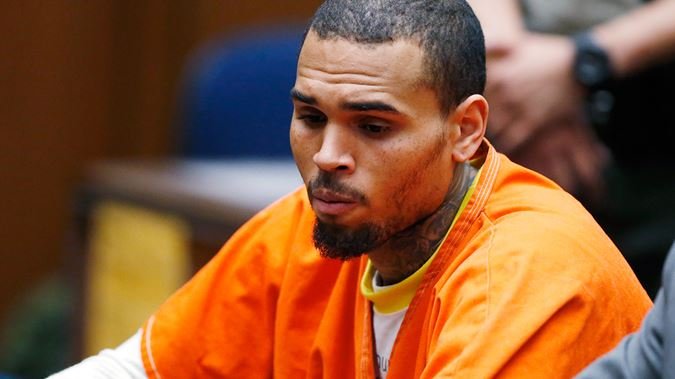 Chris Brown com roupa de detento após ser preso por agressão - Metrópoles