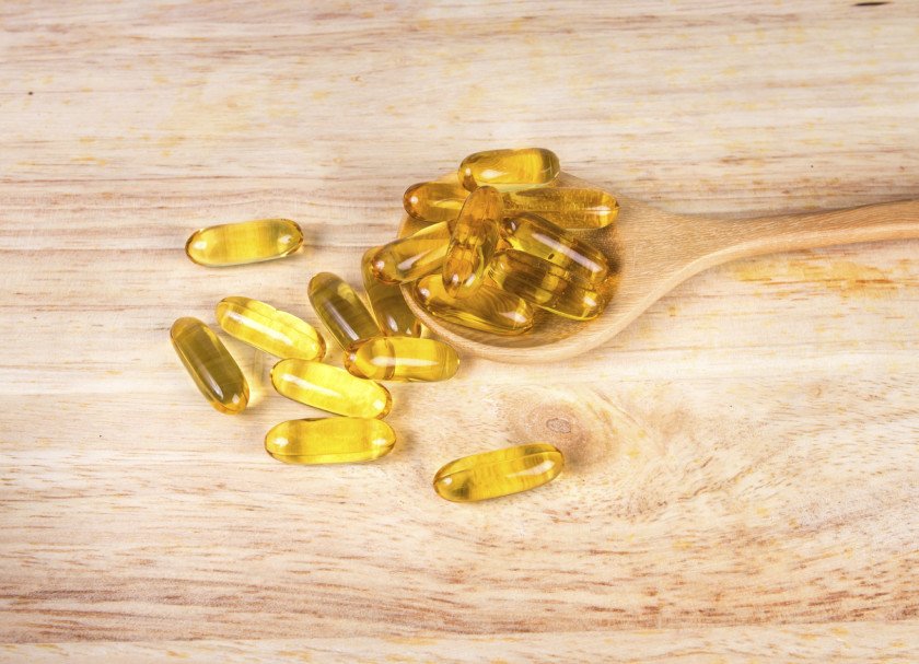 Imagem colorida mostra uma colher com capsulas de vitamina D - Metrópoles