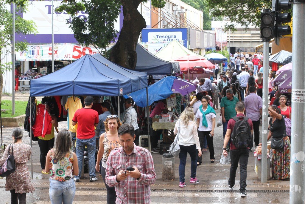 Pessoas caminhando na rua