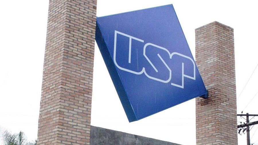 Imagem colorida mostra placa da Universidade de São Paulo, USP, em azul - Metrópoles
