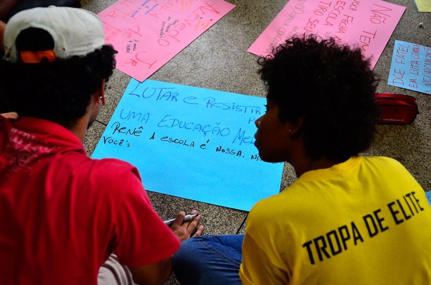 Assembleia dos estudantes para decidirem se vão desocupar as escolas