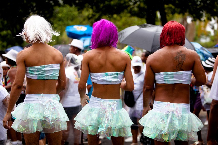 Não vale ser transfóbico e se vestir de mulher no Carnaval | Metrópoles