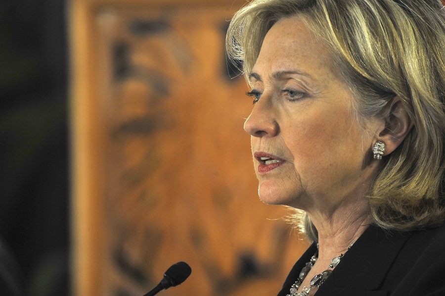 EUA: Hillary é diagnosticada com pneumonia, toma antibióticos e é aconselhada a descansar