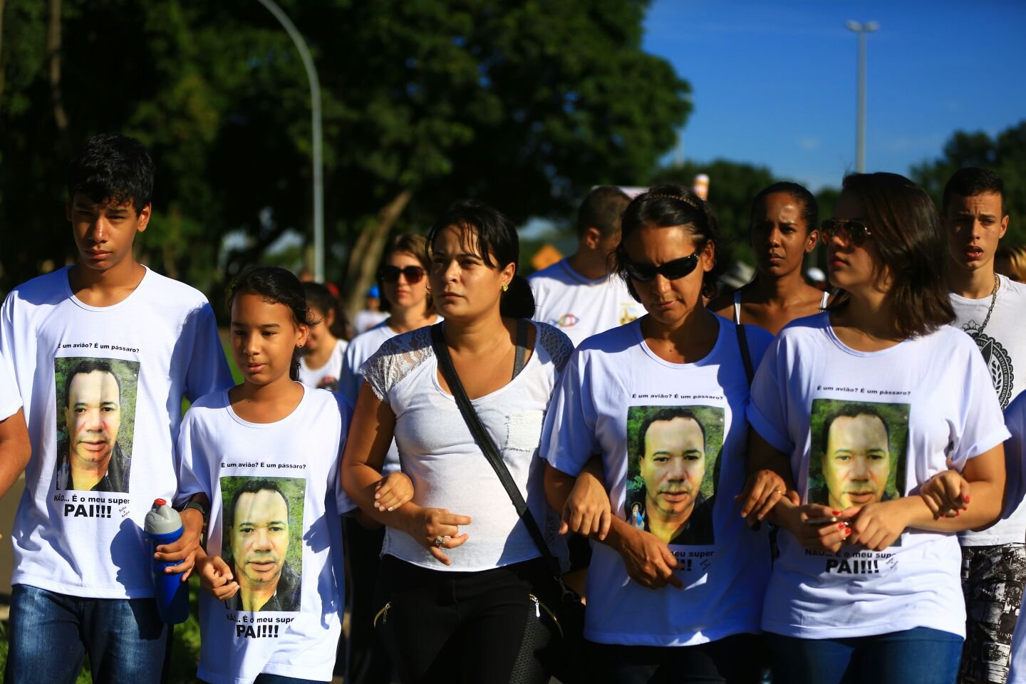 Moradores fazem caminhada e pedem paz durante manifestação em