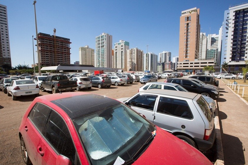 Carros estacionados irregularmente na península dos ministros