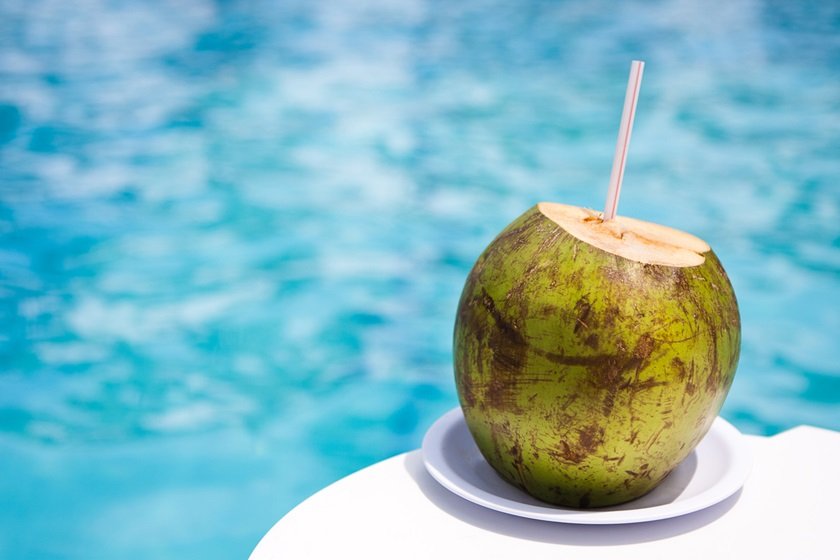 Água de coco é melhor opção para se hidratar após os treinos? Entenda