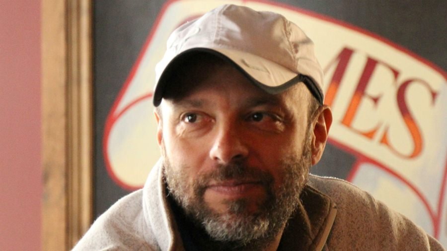 Foto colorida de José Padilha usando boné bege - Metrópoles