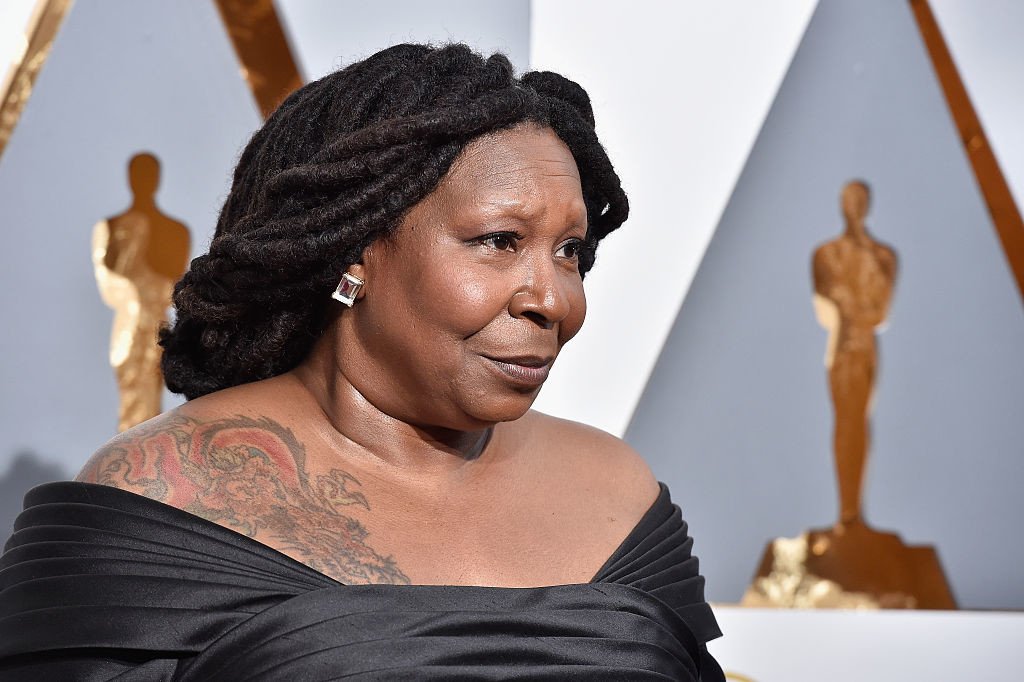 Foto colorida de Whoopi Goldberg no Oscar - Metrópoles