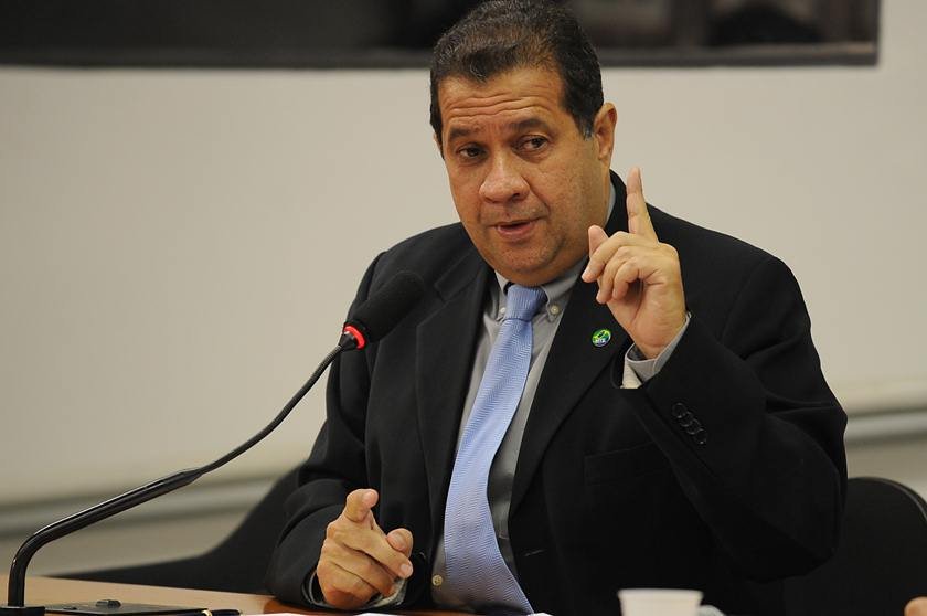 Imagem do ministro da Previdência, Carlos Lupi, falando ao microfone em audiência