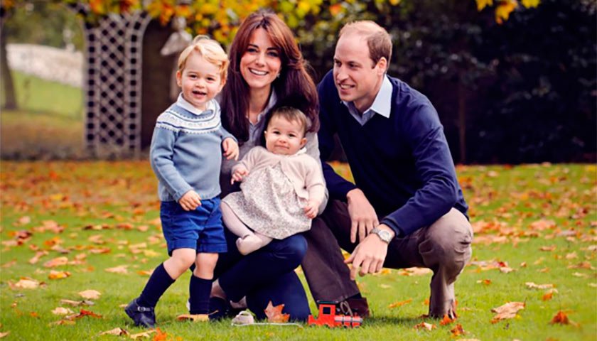 Na fotografia colorida, William e sua esposa Kate posam com os dois primeiros filhos do casal