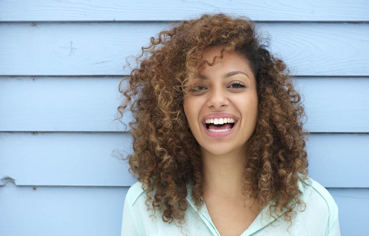 Cabelo liso ou ondulado? Veja as famosas com os dois tipos de look