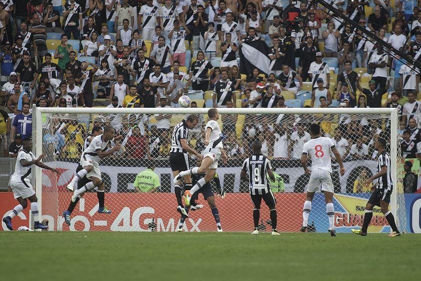 Troféu empate: torcedores do Vasco fazem a festa após equipe não