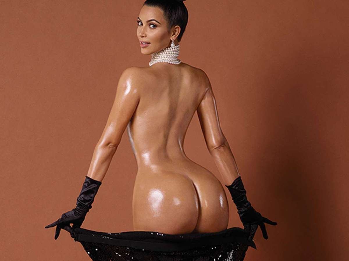 Kim Kardashian exibe decotão em fotos no Instagram.