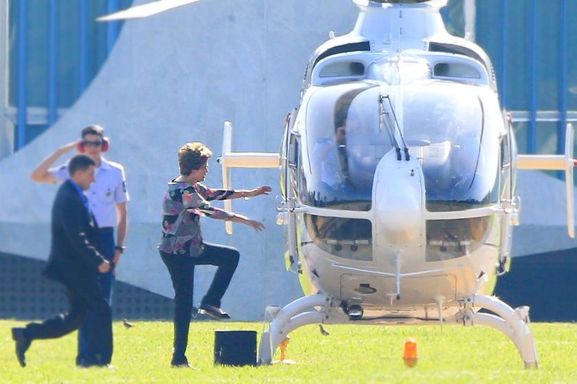 Dilma embarcando helicoptero