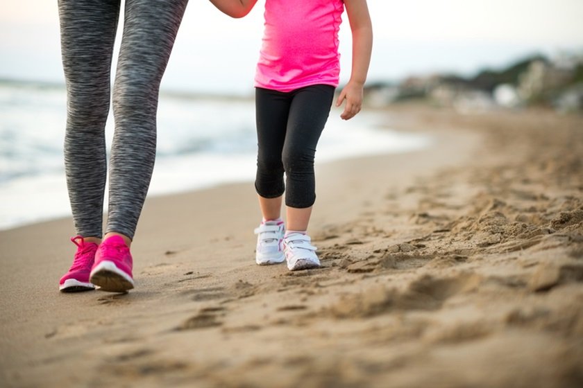 mãe filha maternidade fitness  praia exercício corrida