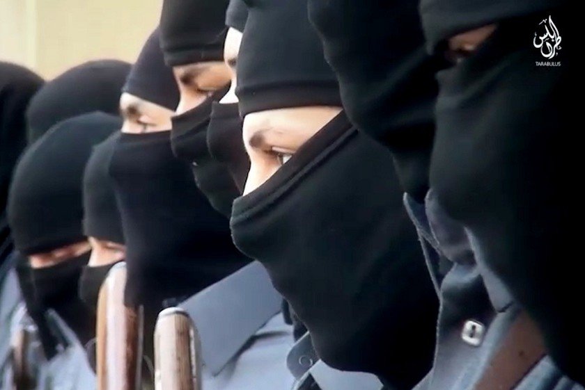 Foto colorida de integrantes do Estado Islâmico Isis - Metrópoles