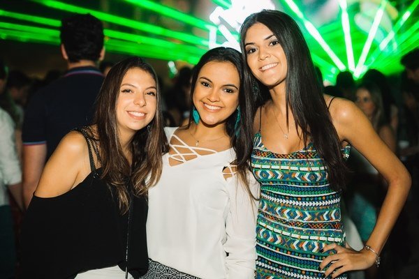 Festa Topless Marca Segunda Noite De Festas Do Projeto Na Praia Metr Poles