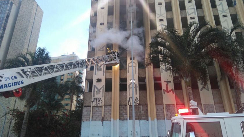 Incêndio atinge Torre Palace Hotel, no centro de Brasília