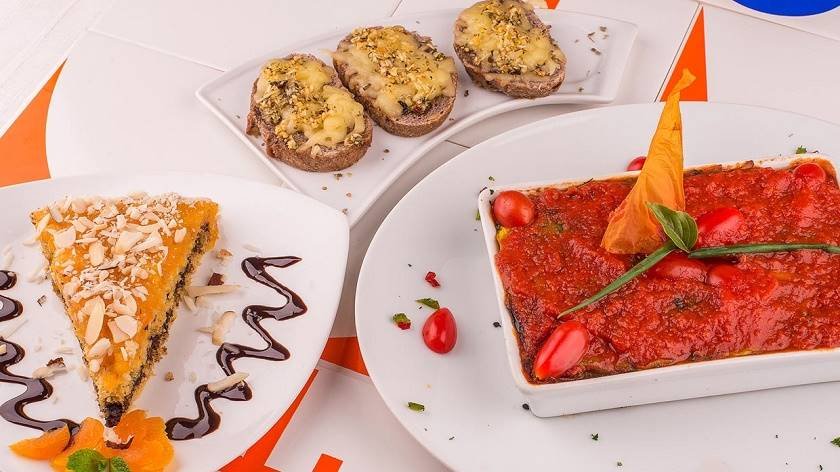 Lasanha vegetariana com acompanhamentos