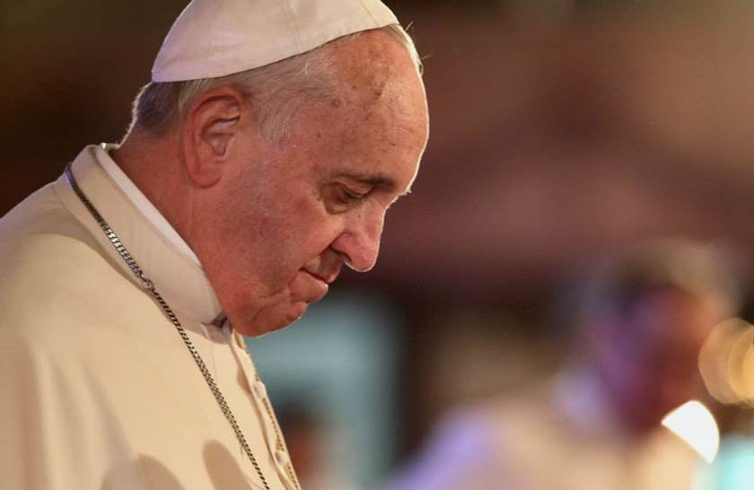 Imagem colorida mostra Papa Francisco realizando oração durante evento nas Filipinas - Metrópoles