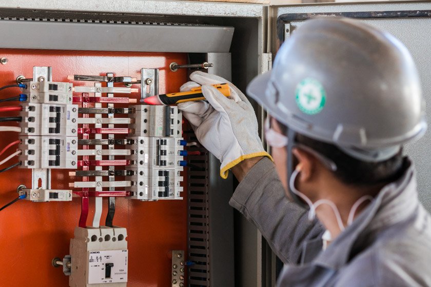 Bombeiro explica como evitar acidentes com eletricidade durante