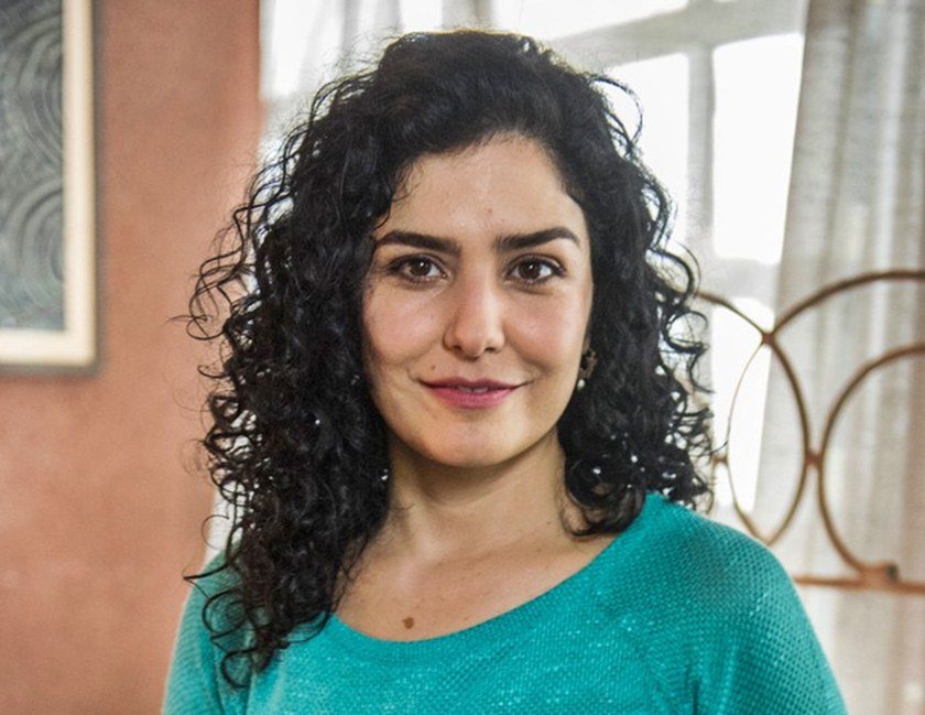 Foto colorida de Letícia Sabatella de blusa azul - Metrópoles