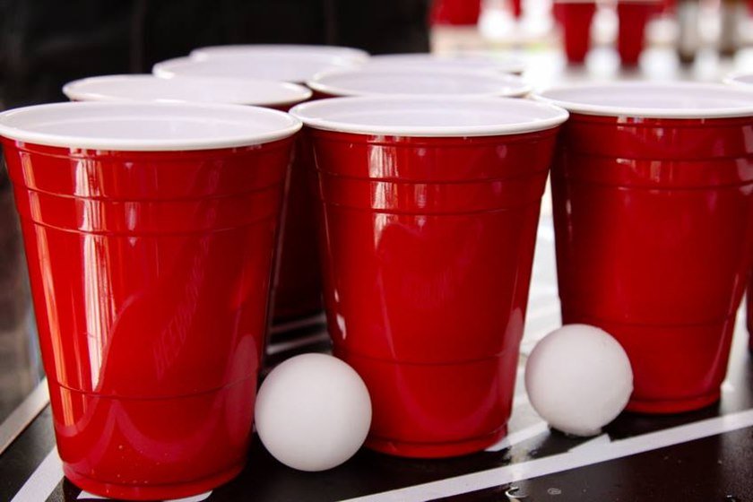 Jogo do dia: em qual copo está a bolinha vermelha?